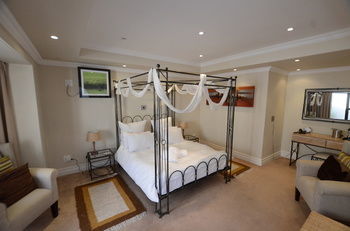 Norscot Manor Guest Lodge Sandton Exterior photo